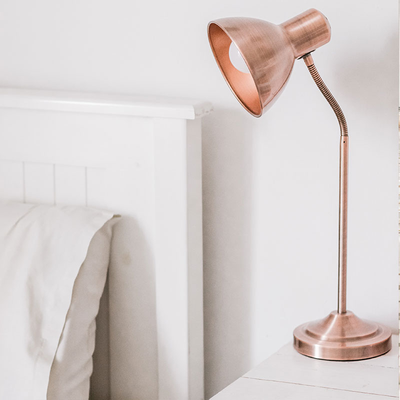 Décoration intérieur lampe en cuivre sur table de chevet