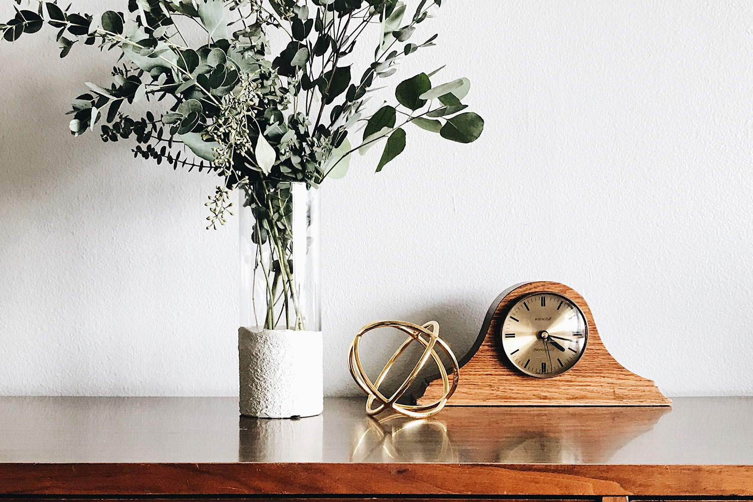 Décoration horloge et plante sur buffet en bois