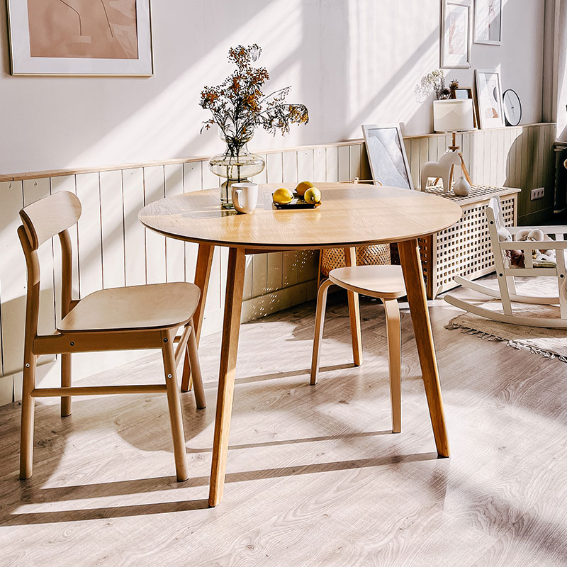 Salon avec table et chaises en bois style scandinave
