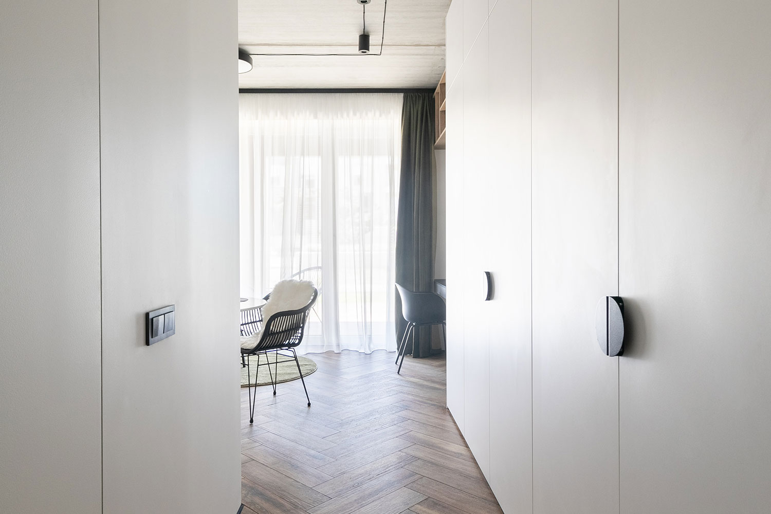 Aménagement intérieur de rangements dans un couloir
