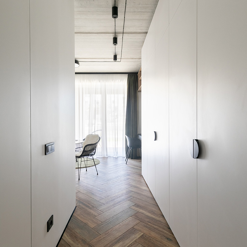 Aménagement intérieur de rangements dans un couloir