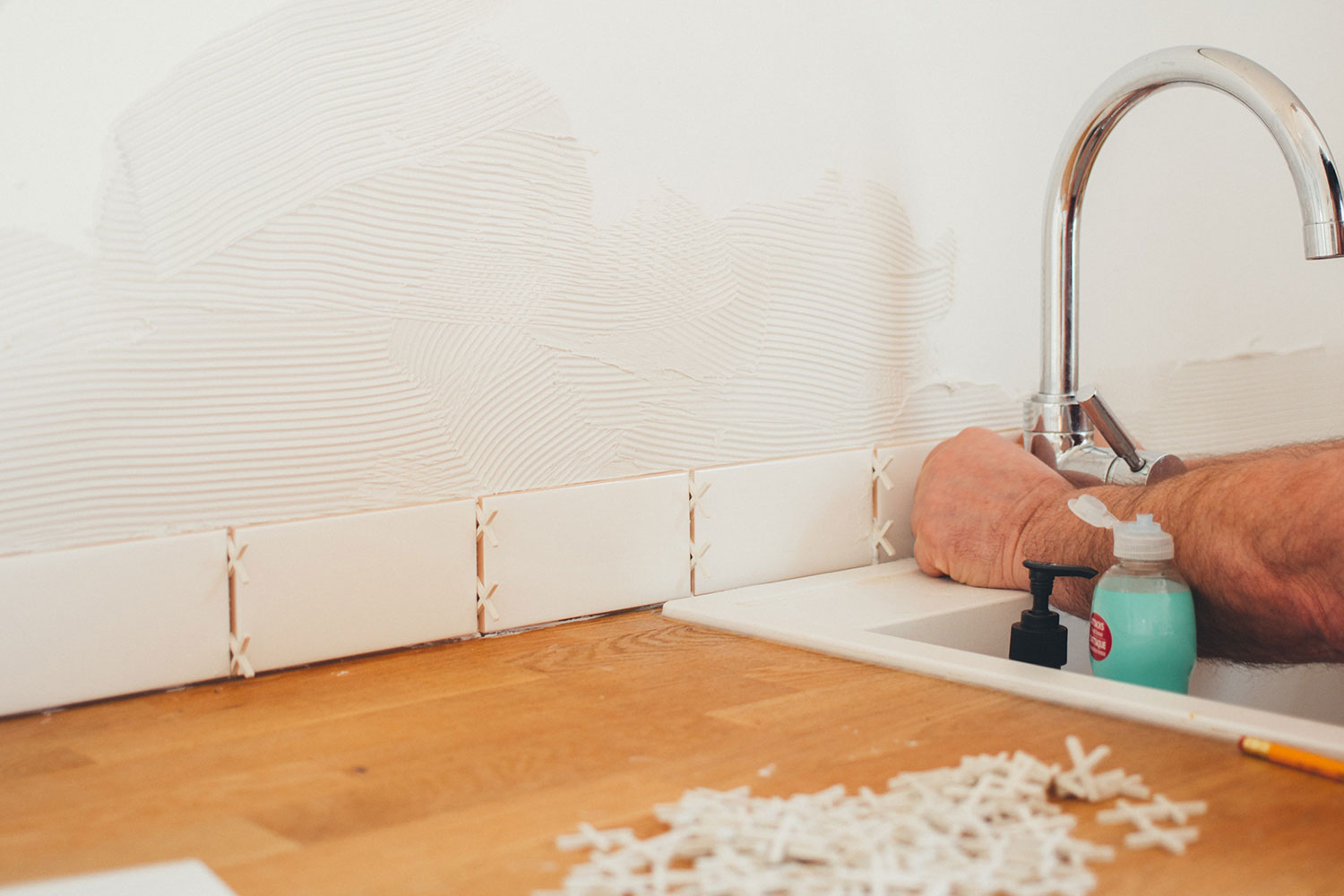 Photo de rénovation d'une cuisine et pose de carrelages