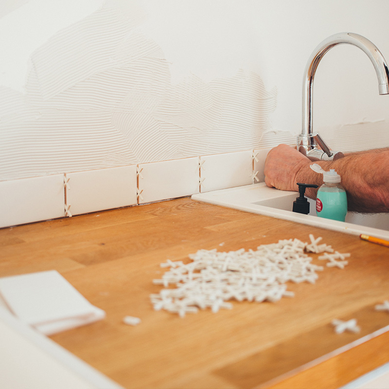 Photo de rénovation d'une cuisine et pose de carrelages