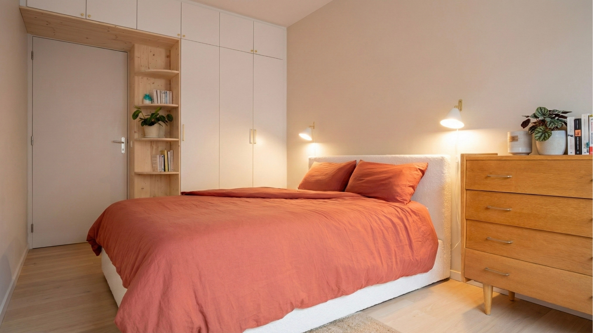Aménagement chambre : vue grand angle avec lit coffre, dressing sur mesure et décoration chaleureuse.