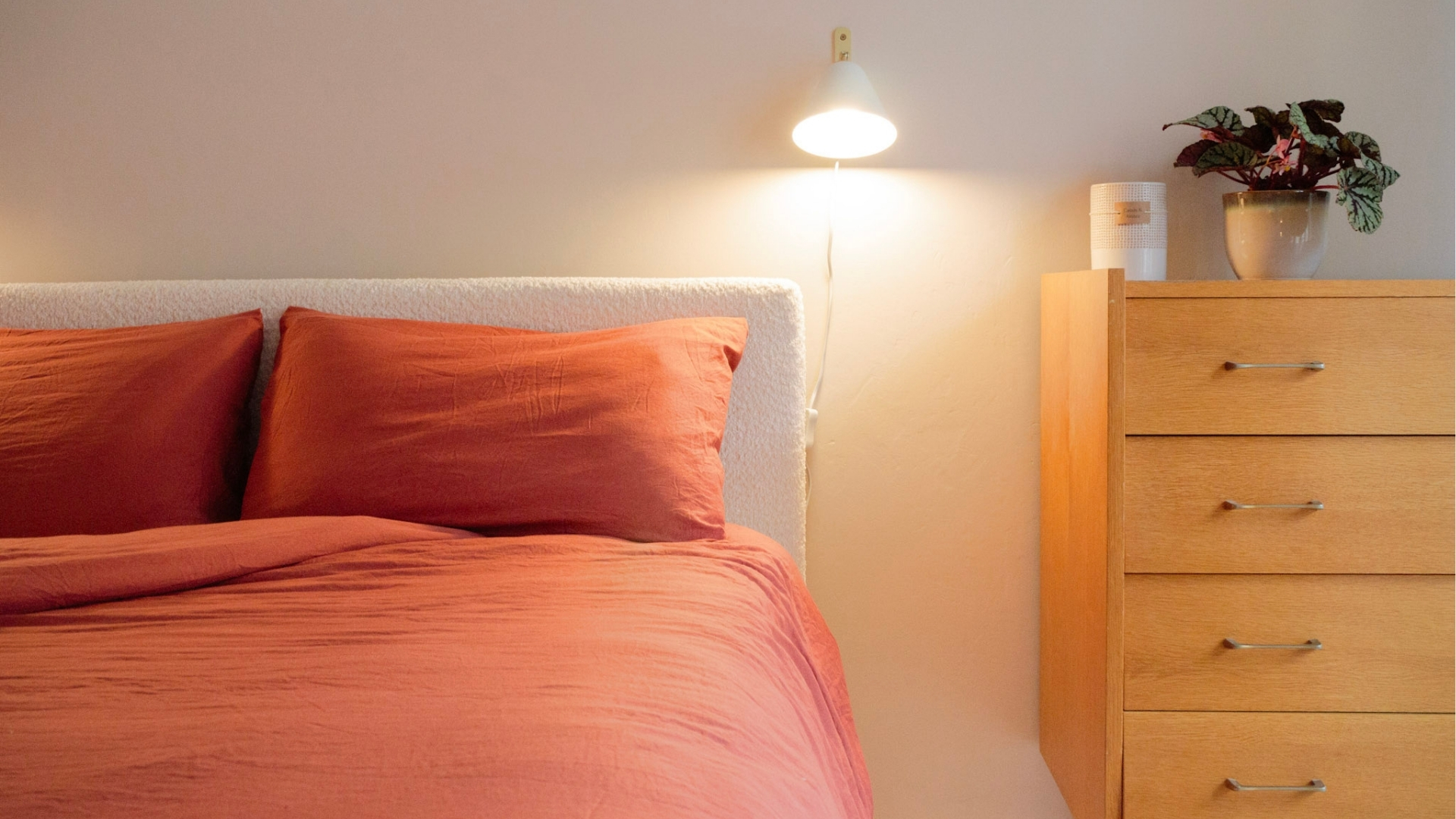 Aménagement chambre : lit coffre avec rangement optimisé et commode pour maximiser l’espace.