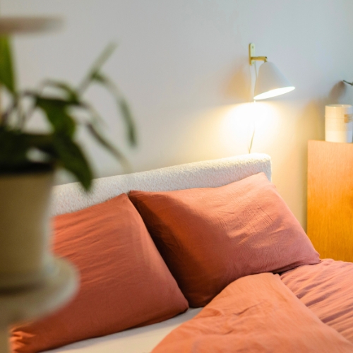 Chambre aménagée maison Castries, harmonie des couleurs et rangement