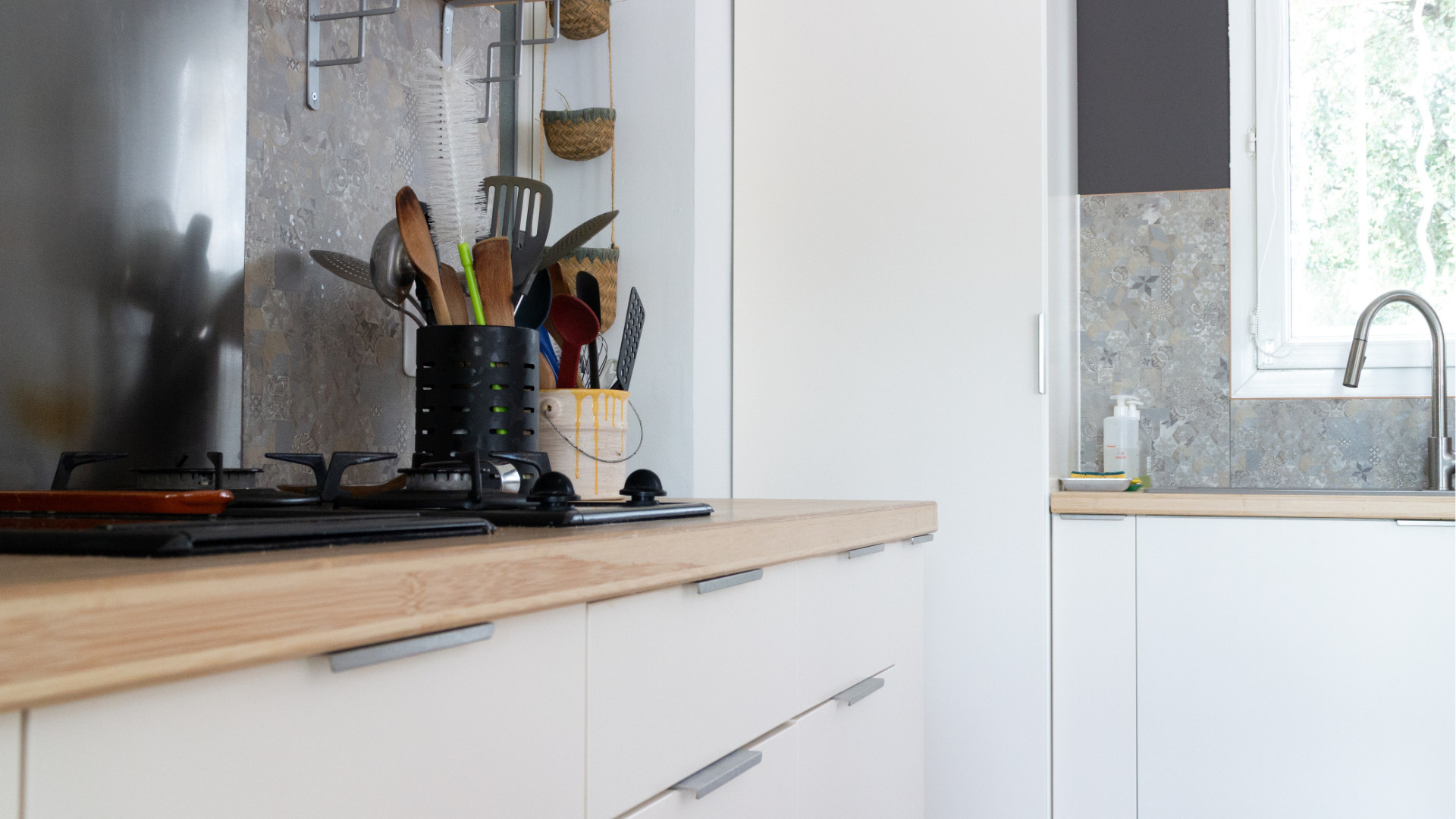 Vue détaillée d’un home staging cuisine montrant des façades repeintes et un réfrigérateur encastré parfaitement intégré dans le mobilier.