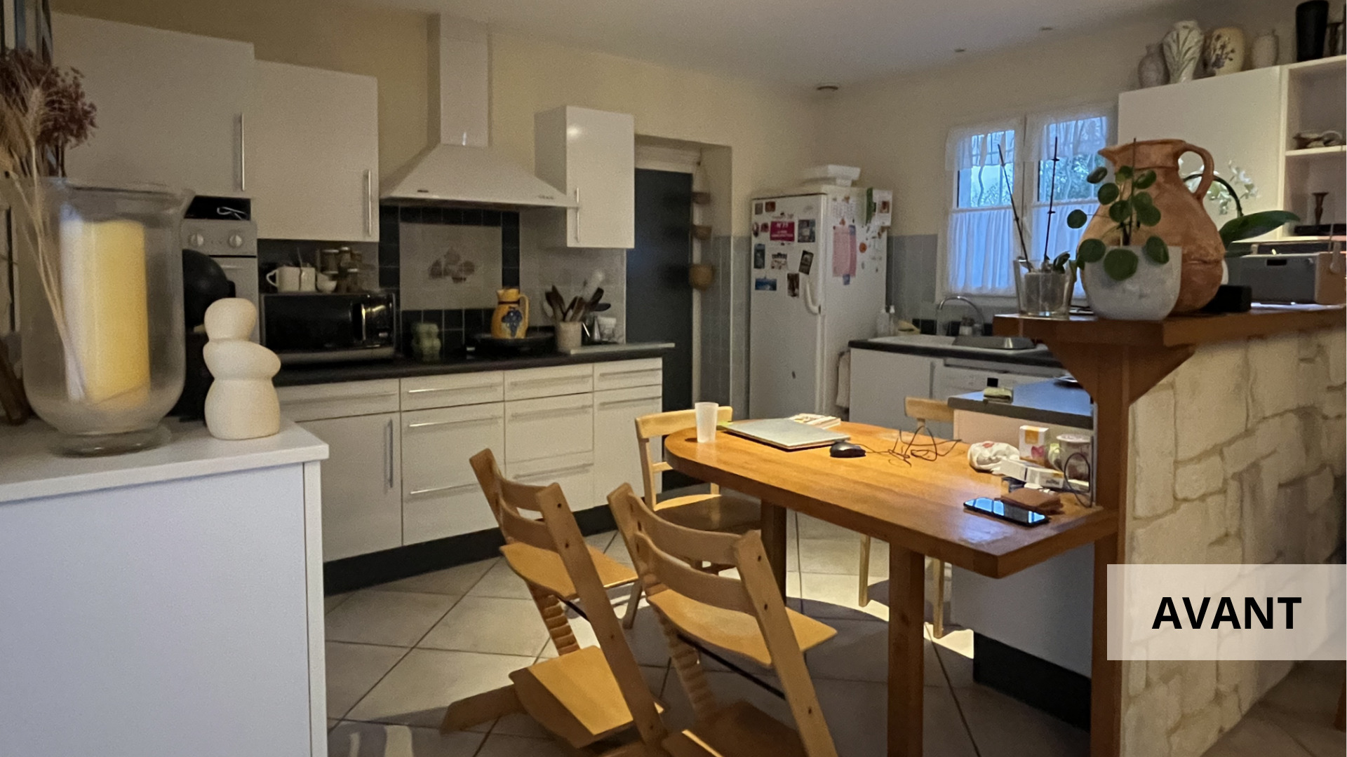 Vue de la cuisine avant travaux, illustrant l’état initial de l’espace avant une transformation complète en home staging cuisine.